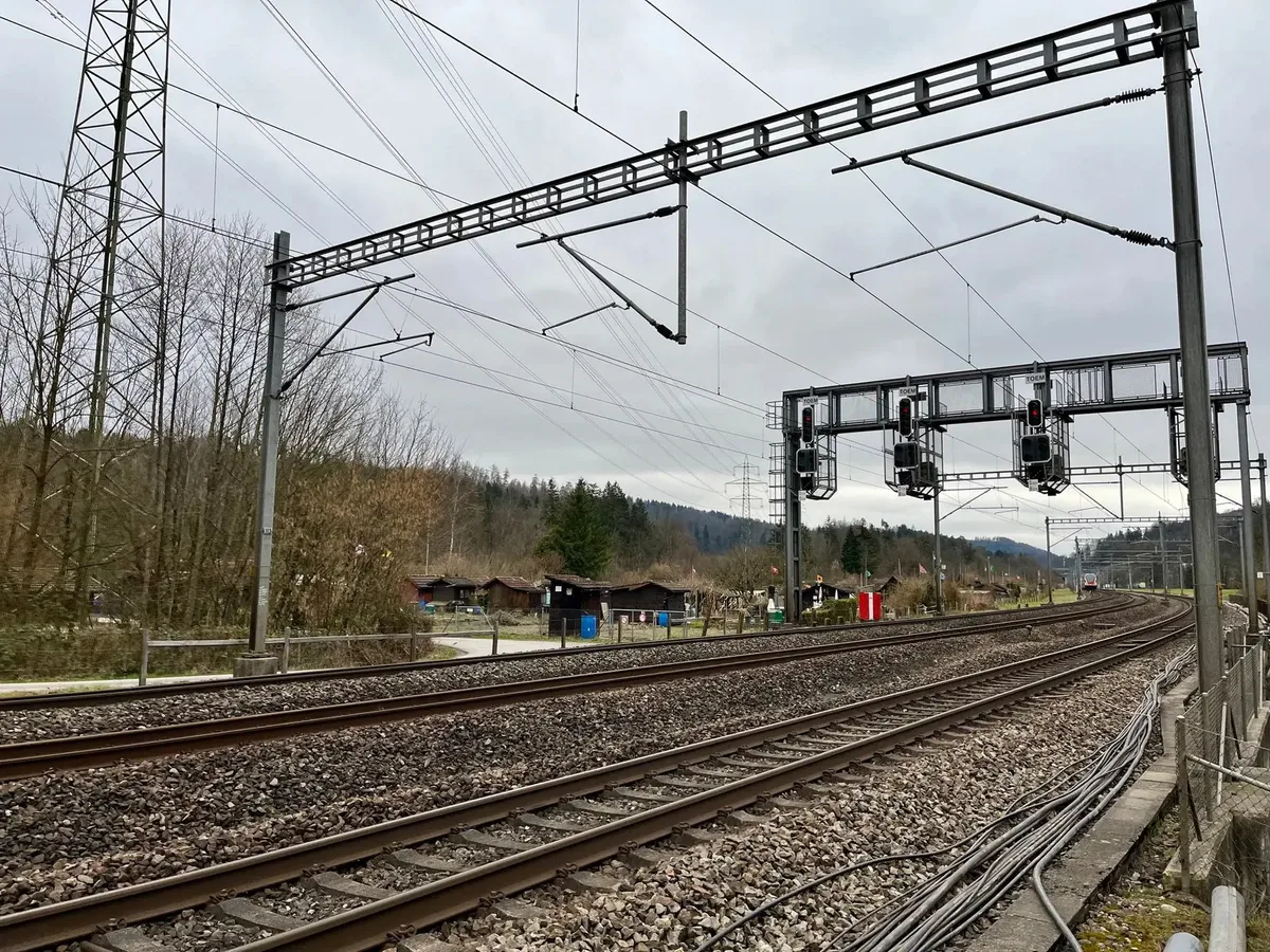 Man sieht einen Zug vorbeifahren.